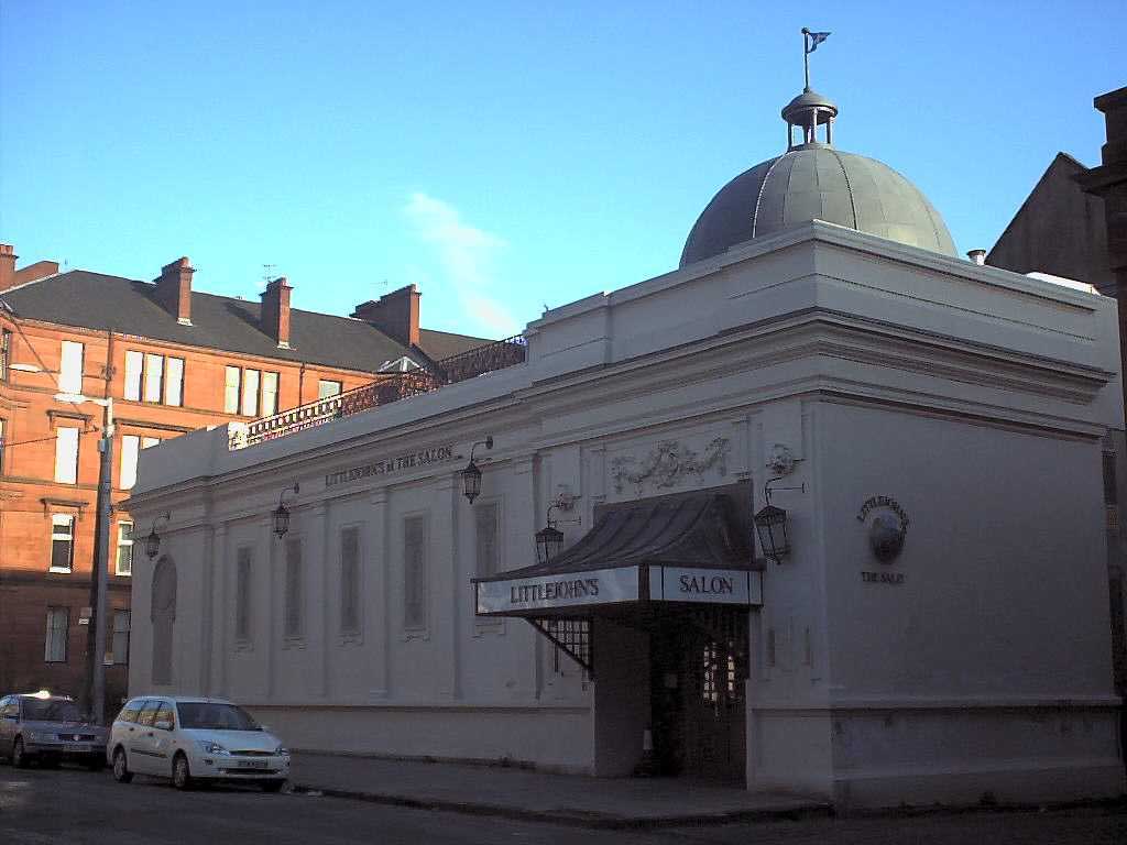 Salon entrance